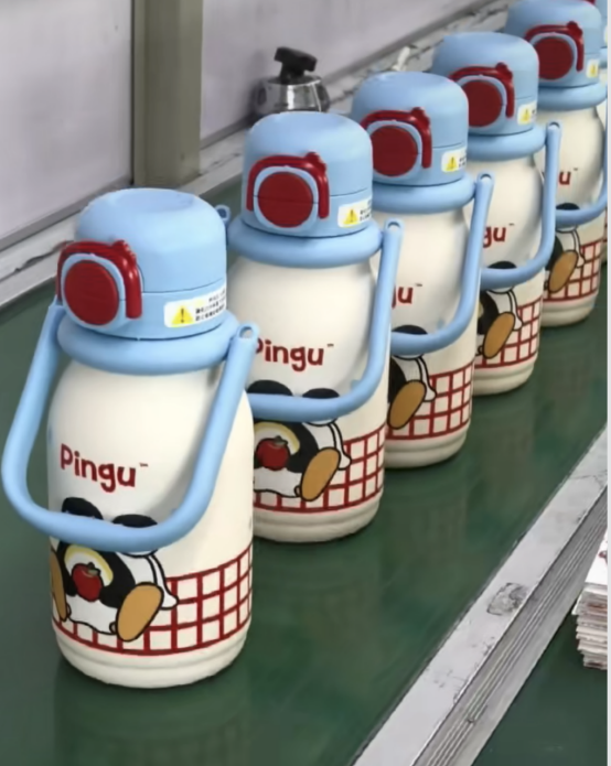 ເພື່ອເຮັດໃຫ້ຈອກ thermos, ມັນບໍ່ພຽງແຕ່ມີຄວາມຈໍາເປັນທີ່ຈະມີຮູບລັກສະນະທີ່ສວຍງາມເທົ່ານັ້ນ, ແຕ່ຍັງມີຄວາມສະຫນິດສະຫນົມທັງພາຍໃນແລະນອກ